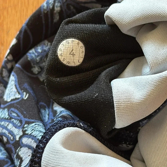 Lululemon sz 4 Wunder Under Hi-Rise Tight 28"
Embellished Multi great pre owned - Picture 7 of 11